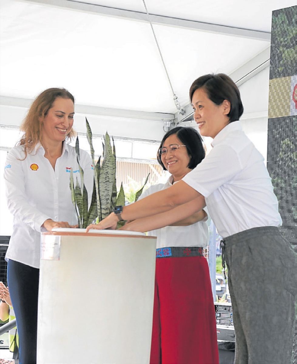 Pilipinas Shell President and CEO Lorelie Quiambao-Osial (middle), Shell’s General Manager for Global Mobility Products Pinar Mavituna (left), and Shell General Manager for Fleet Solution Asia, Berry Wong (right) at the ceremonial launch.