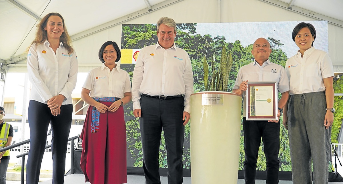 From left, Pinar Mavituna; Lorelie Quiambao-Osial, Global EVP for Shell Mobility Istvan Kapitany, Mazda Philippines President Steven Tan and Berry Wong, Shell Fleet Solutions General Manager Asia.