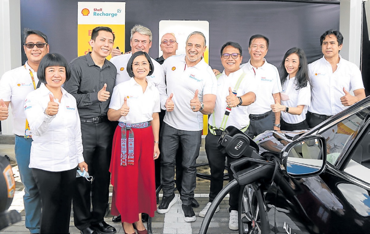 From left, Pilipinas Shell Mobility Marketing Manager Arvin Obmerga; Shell SVP for Global Marketing Carol Chen; Department of Energy Secretary Patrick Aquino; Lorelie Quiambao-Osial; Istvan Kapitany; Coventry Motors President Chris Ward; Shell Mobility Asia SVP Amr Adel; Pilipinas Shell General Manager and VP for Mobility Randy Del Valle; Shell SVP Mobility Network and PSPC Board of Director Min Yih Tan; Shell Mobility Asia Strategic Growth and E-Mobility Lead Tracy Xie and Pilipinas Shell Head of Innovations, New Fuels, and E-Mobility Jolo Valdez.